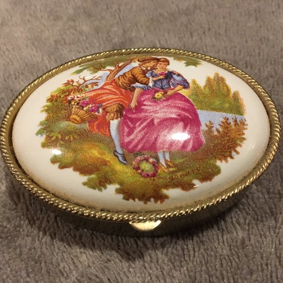 VINTAGE FRAGONARD LIMOGES COURTING COUPLE PILL BOX AND A MINIATURE VASE - Picture 2 of 13